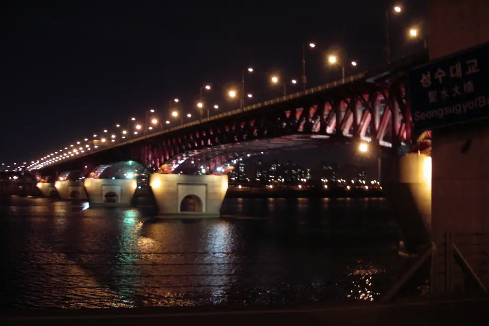 城東区 (ソウル特別市)で見るSeongsu bridge nightの実写