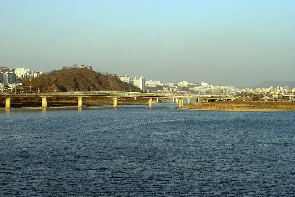 中浪区で見るJungnangcheon meets Han, seen from Donghodaeghoの実写