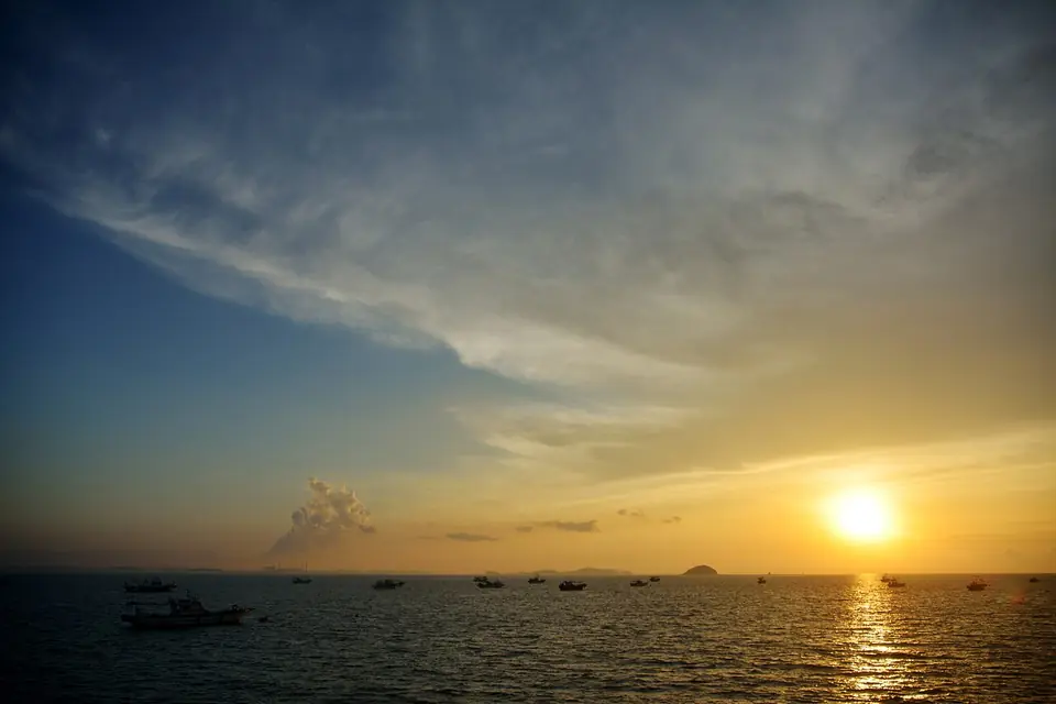 華城市で見るGungpyeong Port (9521509283)の実写