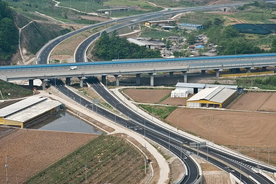 槐山郡で見るKorea-Goesan-No.3 National highway and Overpassing Jungbu Inland Expressway-01の実写