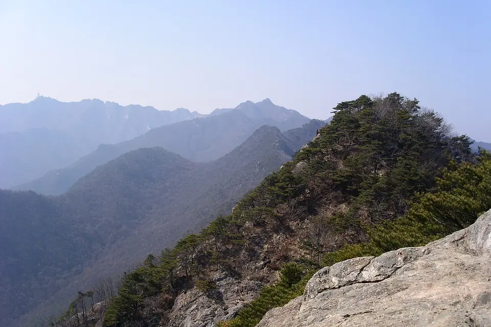 鶏龍市で見るMount Gyeryong from Jang-gun peakの実写