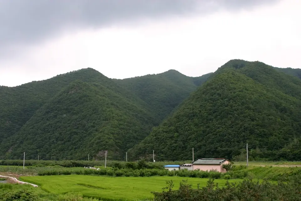 盈徳郡で見るKorea-Yeongdeok County-Mountain-01の実写