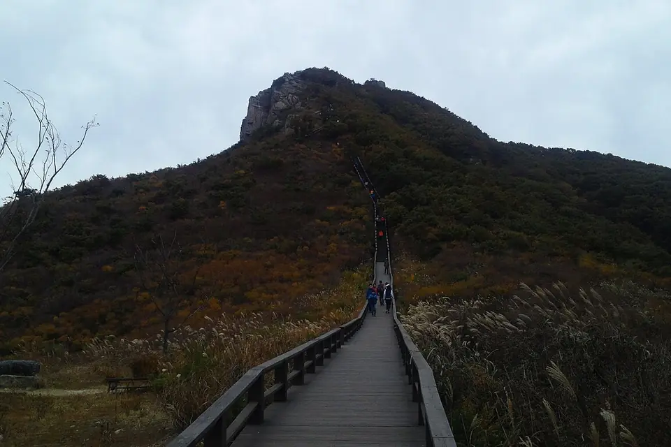 山清郡で見るHwangmaesan Mountain in autumnの実写