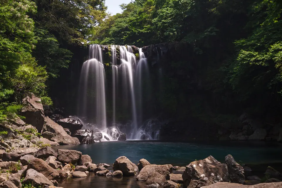 西帰浦市で見るCheonjeyeon Waterfall (14523695834)の実写