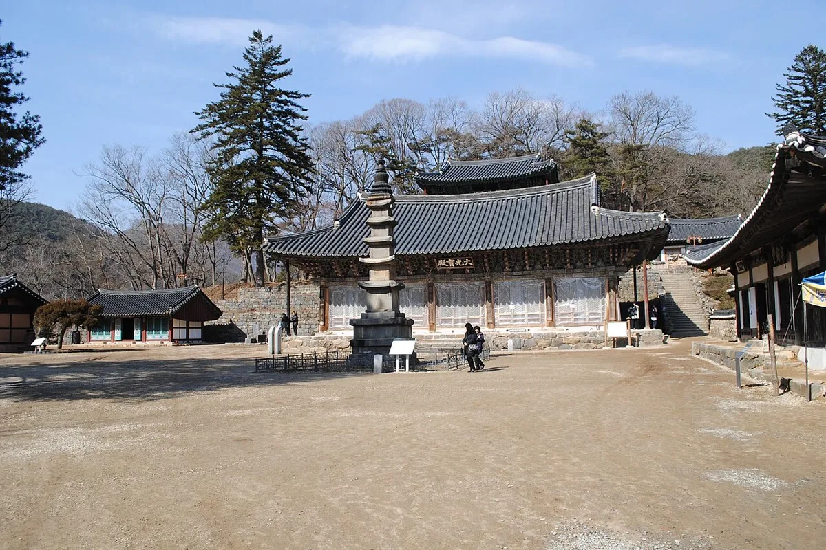 山に囲まれた麻谷寺の大光宝殿と五層石塔