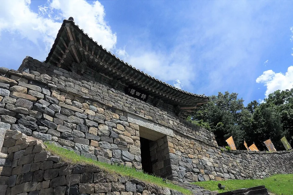 公山城の錦西楼と石の城壁